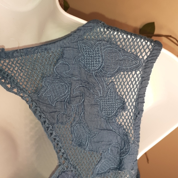 2/$20 Lucky Brand Blue Floral Blouse - Picture 4 of 5